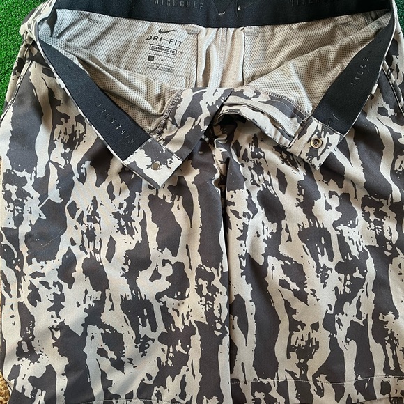 Nike Dri Fit Golf Shorts - Picture 2 of 3